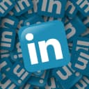 Pos LinkedIn suka kiriman, meningkatkan visibilitas dan keterlibatan, menunjukkan pertumbuhan dan popularitas konten.