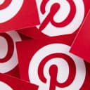 Ilustracija rasta broja pratitelja na Pinterestu, prikazuje grafikon s uzlaznom putanjom i ikone ljudi koji prate profil.
