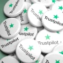 Paket Trustpilot рецензија za poboljšanje online reputacije, sa prikazom zvezdica i pozitivnih komentara, povećavajući poverenje kupaca.